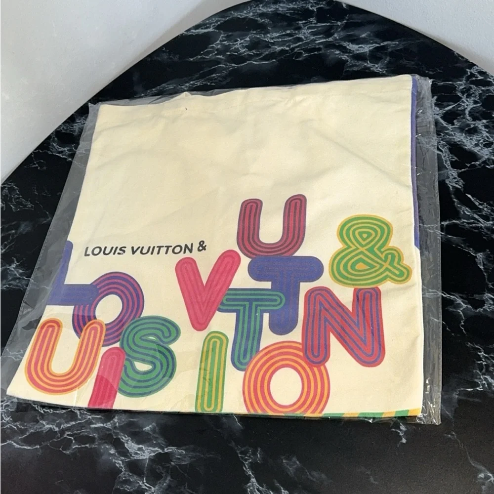 LOUIS VUITTON Limited Edition Tote GIVEAWAY - Picture 2 of 11